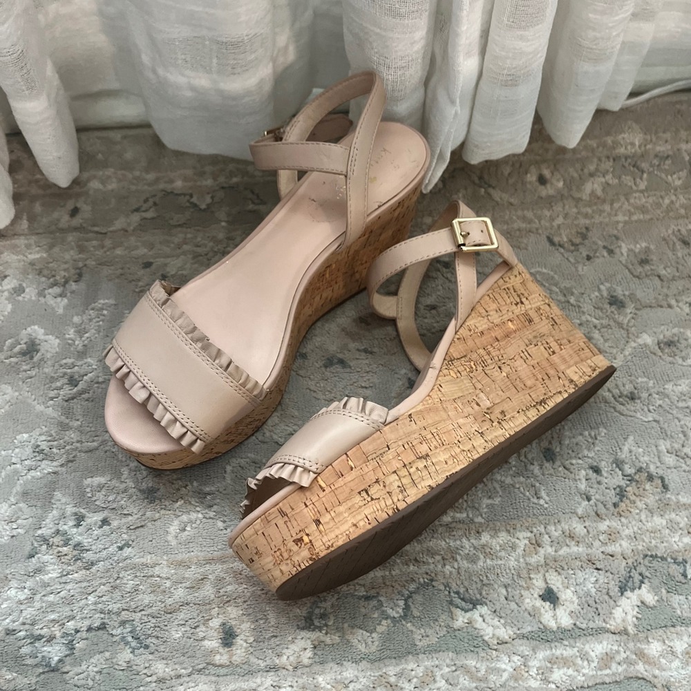 Kate Spade Tomas Nude Beige Ruffle Leather Cork Wedge Sandals 9.5M Preppy